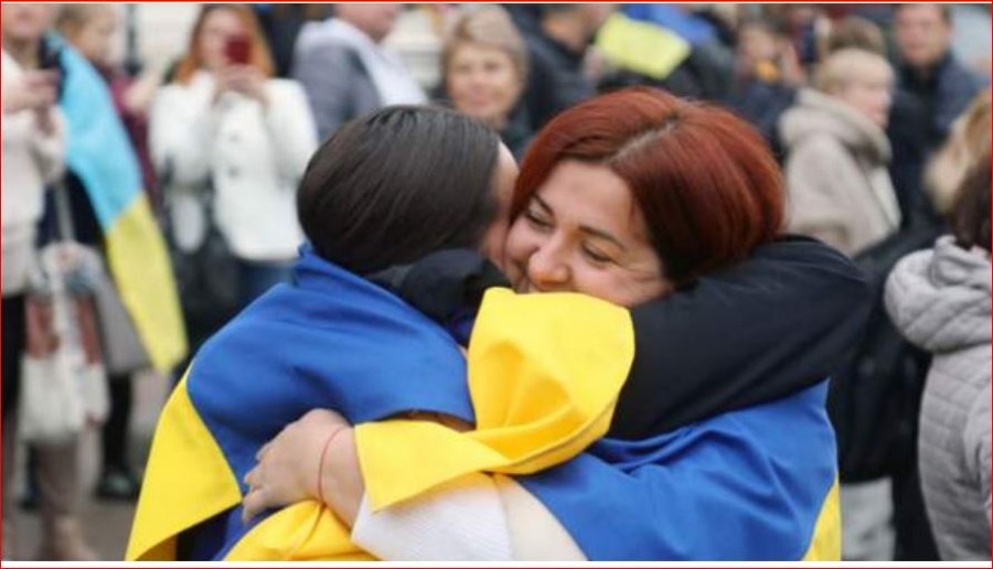 FOTO/ Lumturi në Ukrainë pas 9 muajsh luftë, qytetarët festojnë çlirimin e Kherson