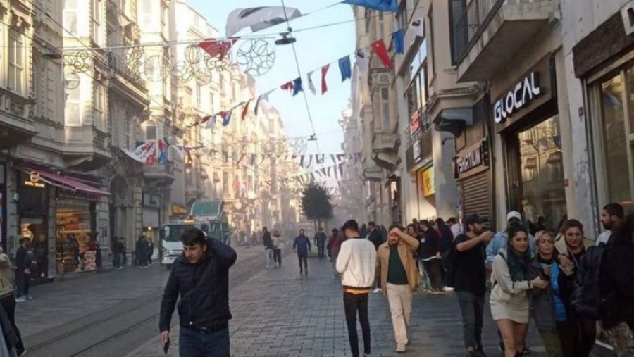 Njerëz të shtrirë nëpër rrugë, pamjet e para nga shpërthimi në Stamboll
