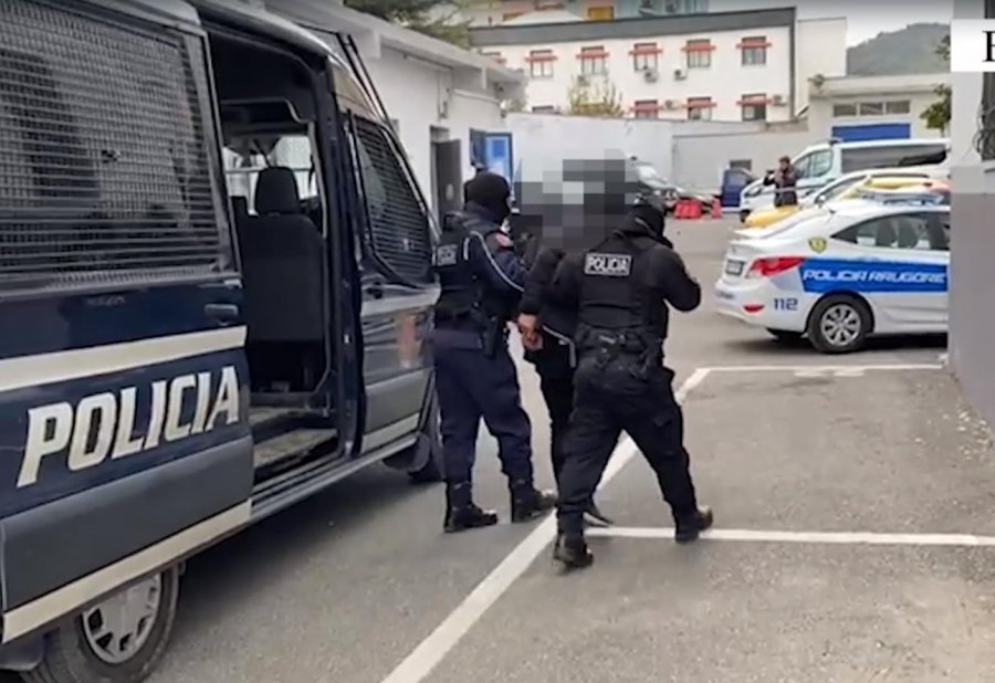 Valë arrestimesh në Bodin të Elbasanit, babë e bir marrin me vete në qeli dhe kryetarin me kryeplakun