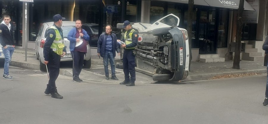 FOTO/ Përplasen dy makina në Tiranë të re, njëra përmbyset në trotuar