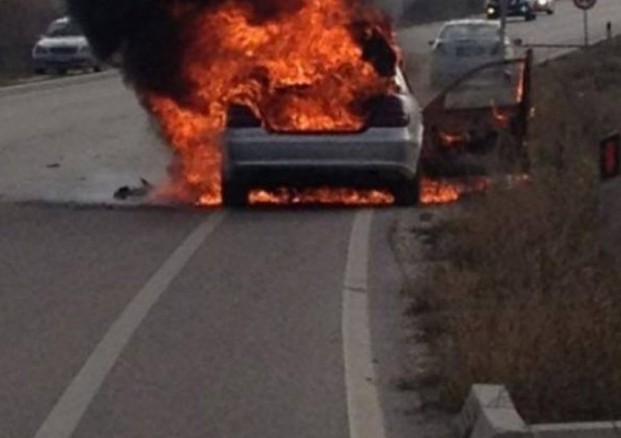 Makina merr flakë gjatë lëvizjes në autostradën Vlorë-Fier