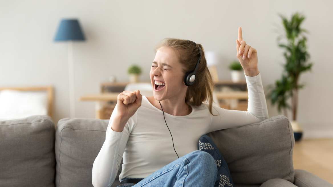 Hulumtimi: Një miliard të rinj rrezikojnë humbjen e dëgjimit për shkak të kufjeve dhe muzikës me zë të lartë