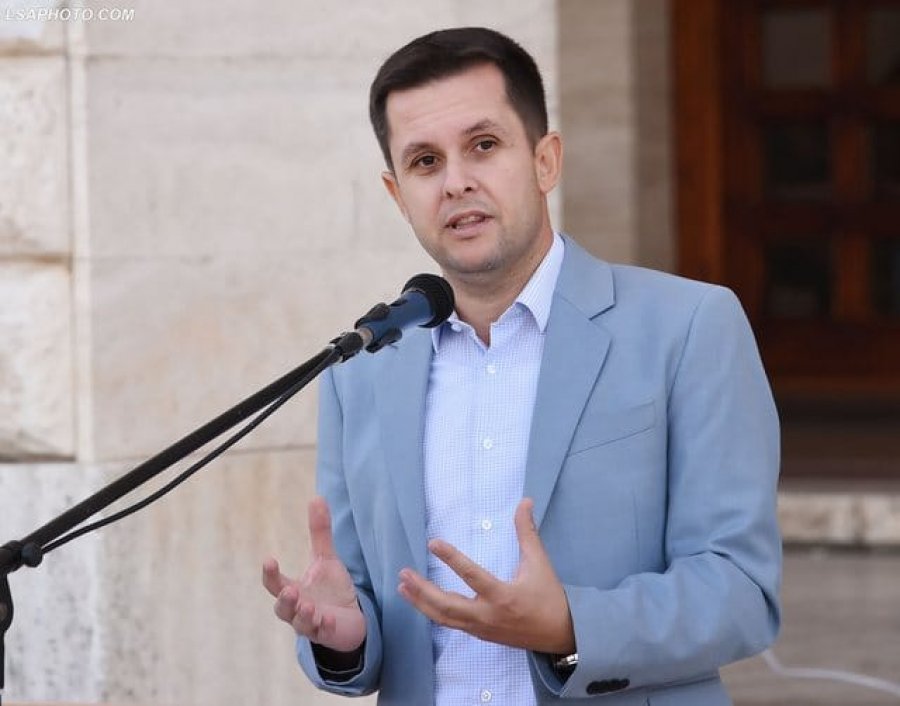 Ilir Alimehmeti fton mbështetësit në prezantimin e kandidatëve për Tiranën 