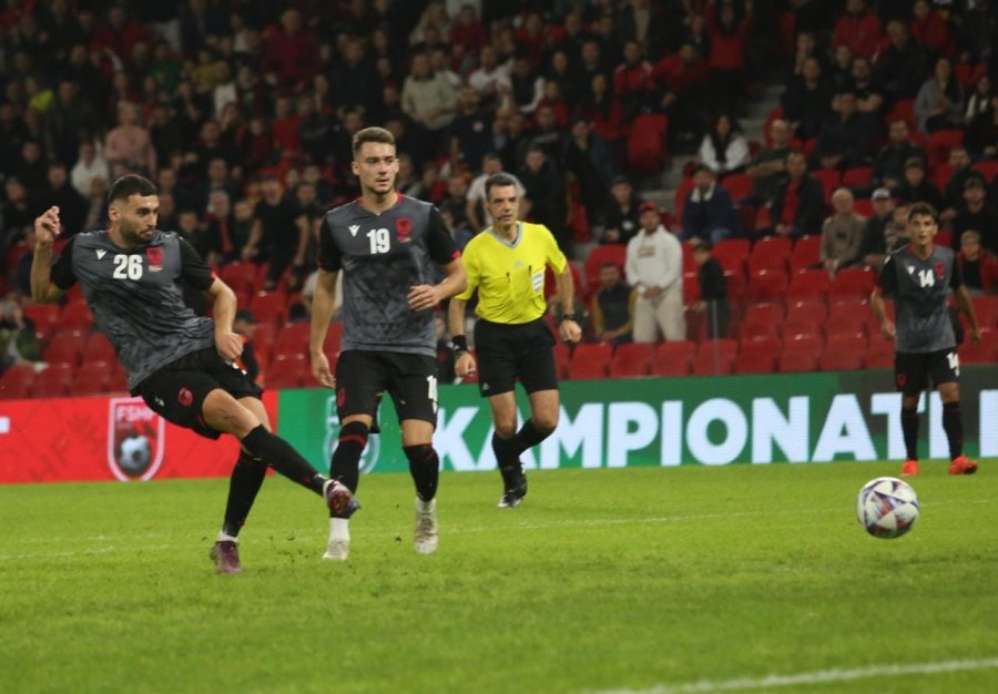 Mbyllet pjesa e parë e ndeshjes në 'Air Albania', Skuka shënon golin e parë me Kombëtaren