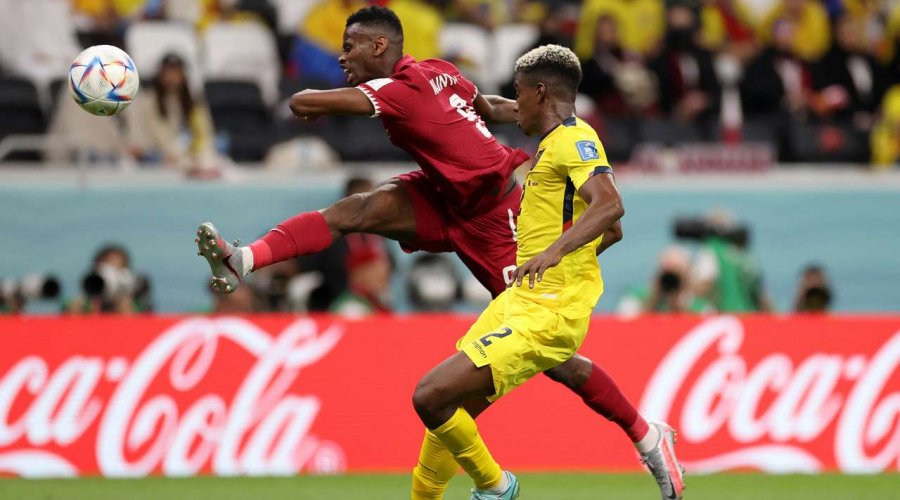 Katari bëhet skuadra e parë nikoqire që humb ndeshjen hapëse në Botëror, Ekuadori e nis me fitore