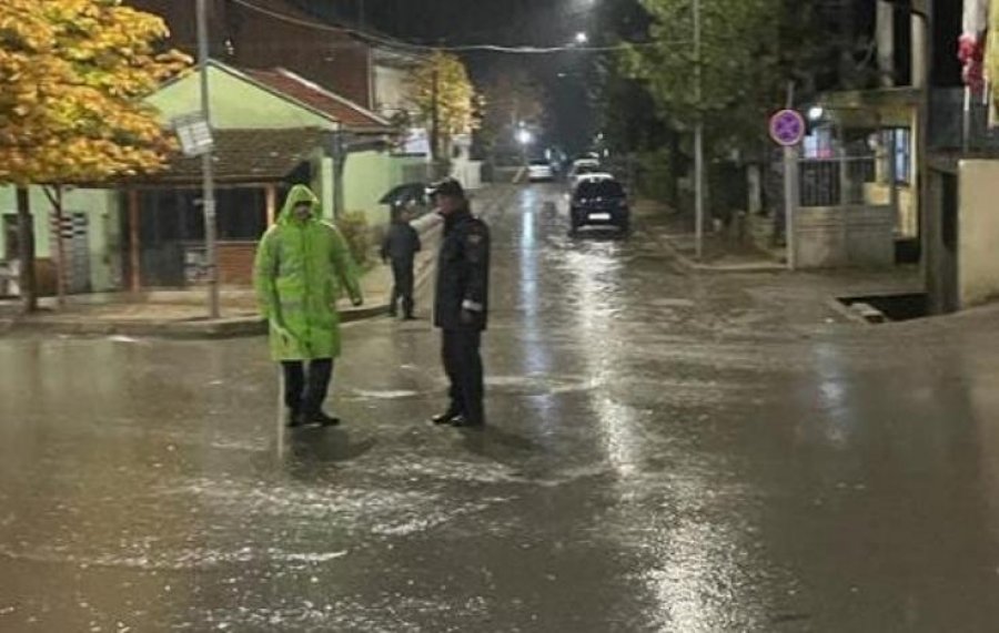 Shqipëria e pushtuar nga uji, situata e rrugëve në vend, bllokohet aksi Lezhe-Ishull Lezhë, apeli i policisë