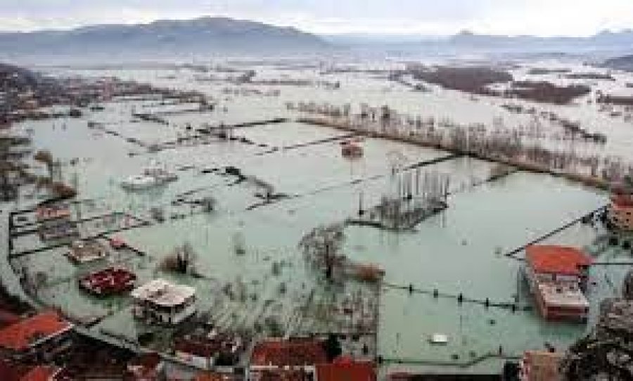 Përmbytjet/ Në Shkodër ka  mungesë energjie në disa zona, dhjetra hektarë tokë nën ujë