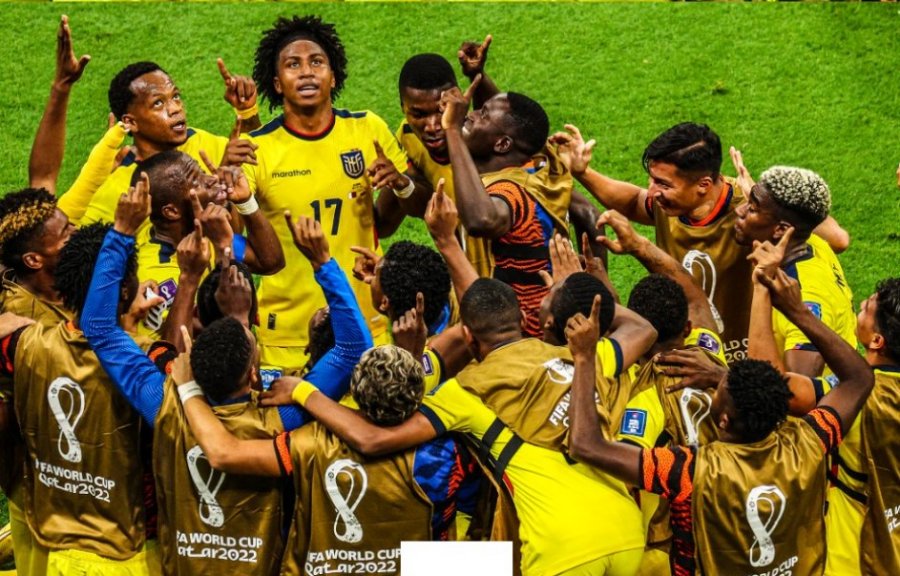 Katari bëhet skuadra e parë nikoqire që humb ndeshjen hapëse në Botëror, Ekuadori e nis me fitore