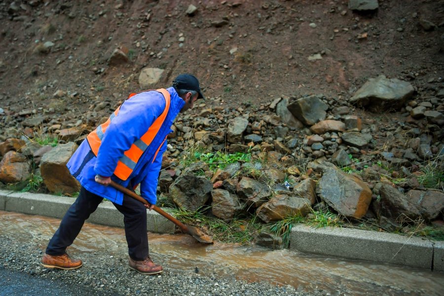 Stuhi në Dibër: Gurët bllokojnë aksin Milot-Burrel, rruga e kalueshme vetëm në një sens