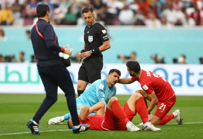 Momente paniku në Angli-Iran, dëmtohet rëndë portieri pas përplasjes me shokun e skuadrës