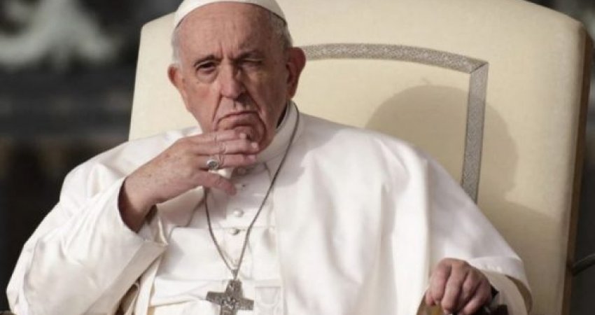 Papa përfundon në spital