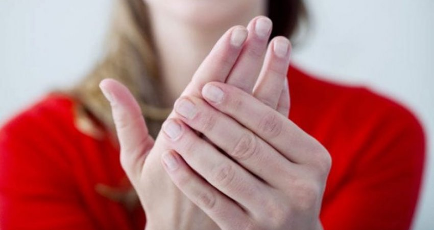Shkaqet e duarve të ftohta dhe kur duhet të kërkoni ndihmë mjekësore