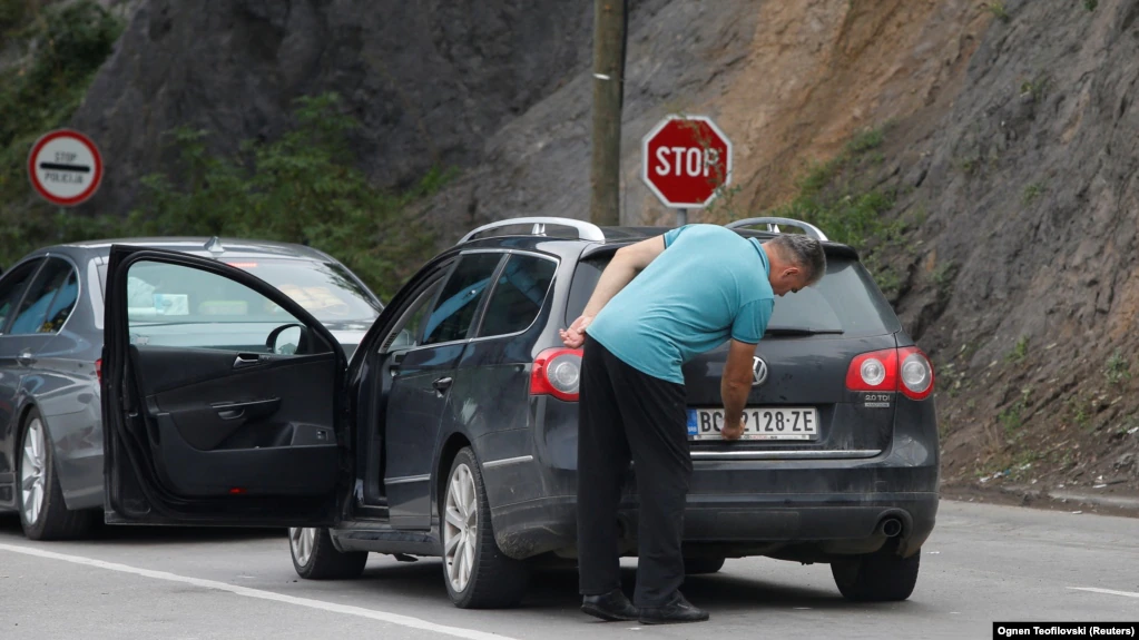 Digjet një veturë me targa të Serbisë në veri të Mitrovicës