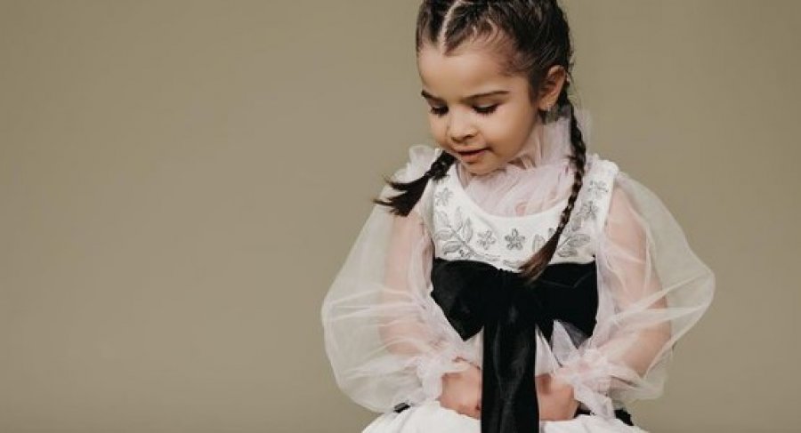 Gjest i rrallë/ Vajza 4-vjeçare e këngëtarit të NRG Band, dhuron flokët për fëmijët me kancer
