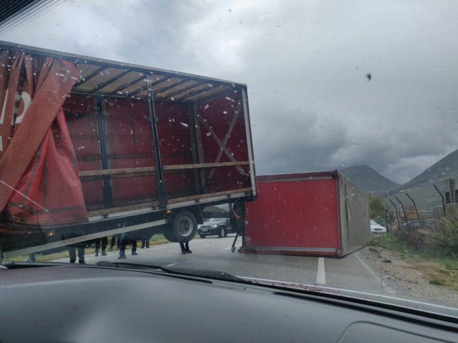 VIDEO/ Përmbyset kamioni në Tepelenë
