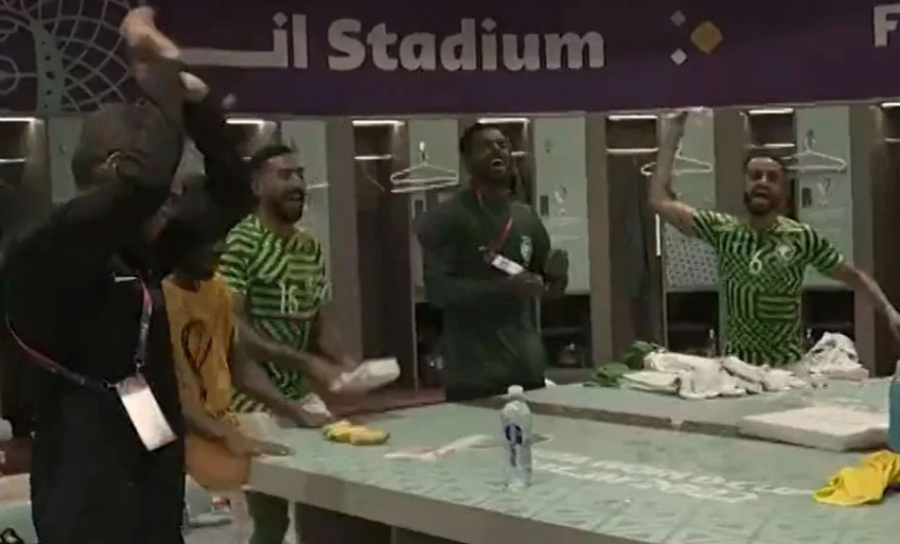 VIDEO/ Nuk përmbahen futbollistët e Arabisë Saudite, festë e ‘çmendur’ në dhomat e zhveshjes