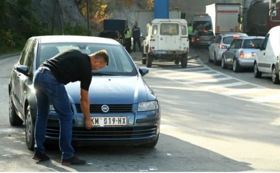 The Guardian” pasqyron tensionet në Veri: Mosmarrëveshja Kosovë-Serbi mund të shkaktojë trazira!