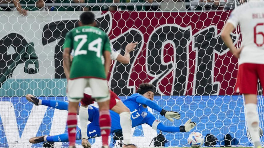Lewandowski ‘tradhton’ Poloninë, portieri i Meksikës i pret penalltinë