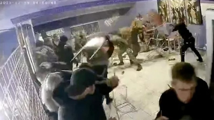 Harruan se janë për luftë, burrat e mobilizuar të Putinit, rrihen brutalisht mes tyre në një klub nate