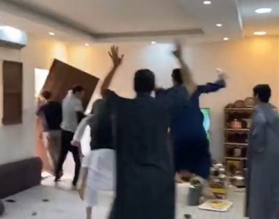 VIDEO/ Heqin derën e shtëpisë dhe e hedhin në rrugë, tifozët arabë bëhen viralë në rrjet me festimin e çmendur