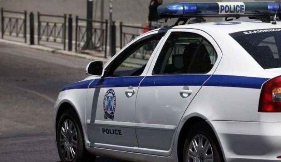 Policia greke tenton të ndalojë mjetin e dyshimtë në Janinë, tre persona hapin zjarr ndaj patrullës