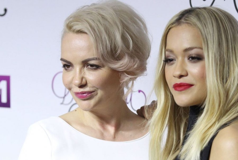 Rita Ora shfaqet më seksi se kurrë, vëmendjen e merr komenti i mamasë së saj