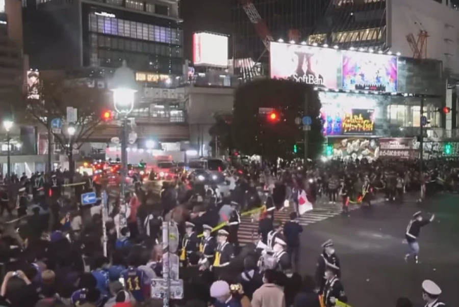 Japonezët respektojnë rregullat e qarkullimit edhe në momentet e çmendurisë më të madhe, pamjet e festës janë madhështore