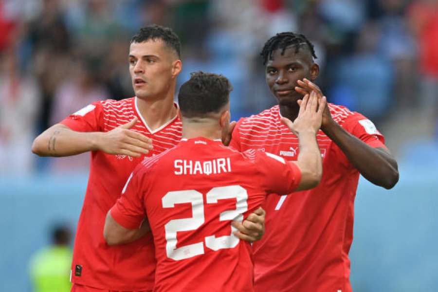 Zvicra e nis mbarë Botërorin, Xhaka dhe Shaqiri protagonsit në triumfin kundër Kamerunit