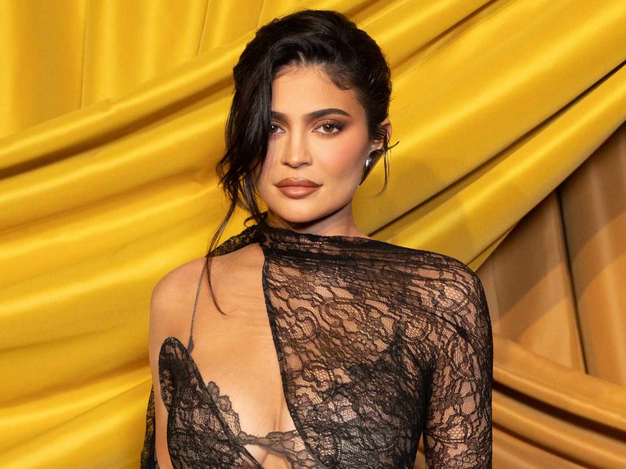 9 muaj pas ardhjes së tij në jetë, Kylie Jenner ‘zbulon’ për herë të parë emrin e djalit të saj