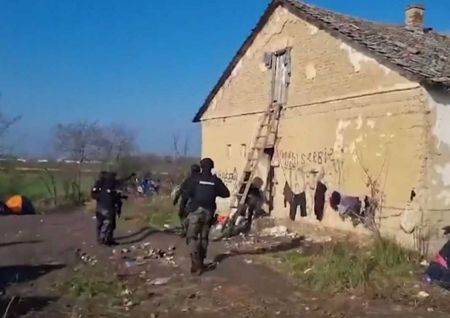 ‘Luftë’ në kufirin serbo-hungarez, emigrantët përleshen me armë zjarri