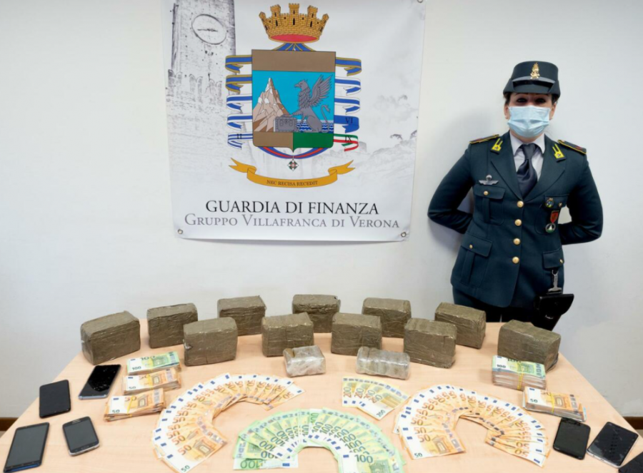 Goditet banda shqiptare në Itali, sekuestrohet kokainë, armë dhe mbi 50 mijë € cash