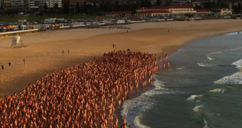 2,500 persona pozojnë lakuriq në Australi, pasi Bondi u shpall plazh nudo