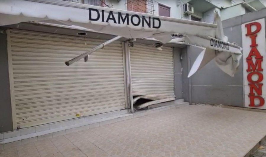​FOTO/ Tritol një dyqani në Durrës, policia merr në pyetje disa persona