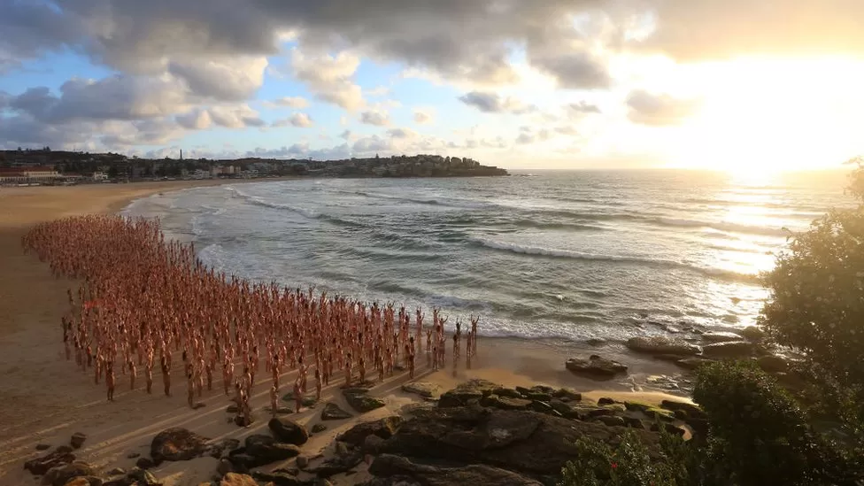 Australi: 2500 vetë të zhveshur lakuriq pozojnë për një vepër arti në plazh
