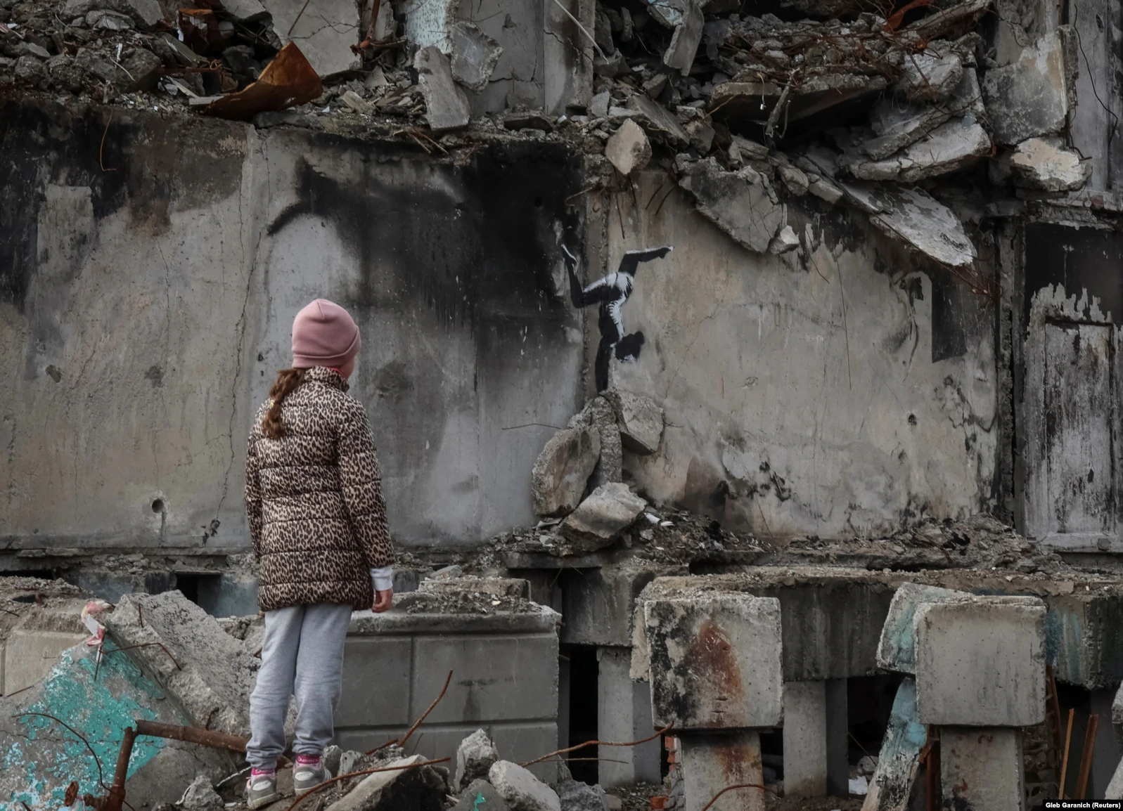 FOTO/ Artisti britanik gjallëron muret që rrënuan bombat ruse