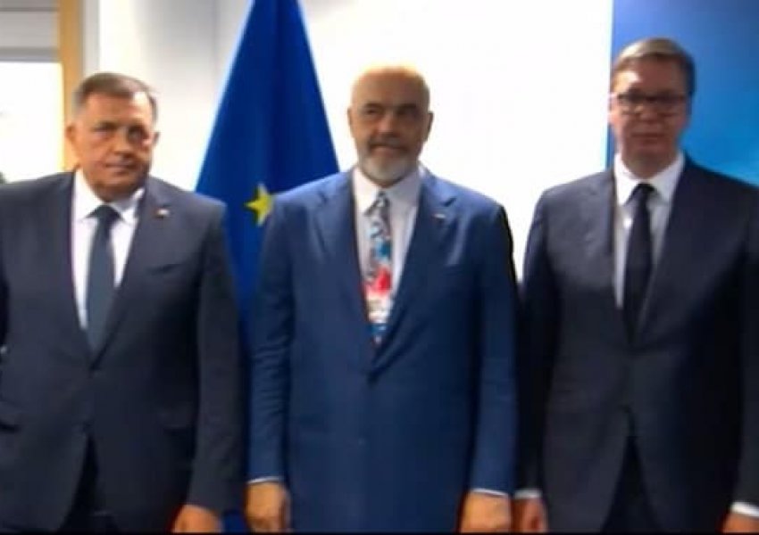 Berisha nxjerr FOTO-n e Vuçiç: Padroni me dy vasalët!