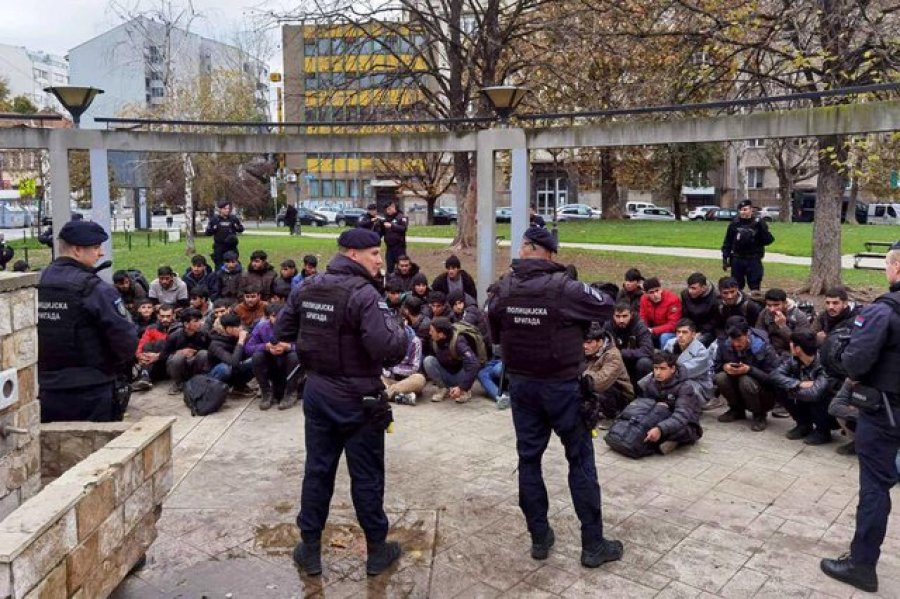 Policia e Serbisë ndërhyn pas një përleshjeje të migrantëve, 600 të arrestuar