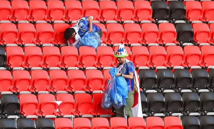 FOTO/ ‘Fituesit e vërtetë të Botërorit’, japonezë japin sërish shembullin në stadium