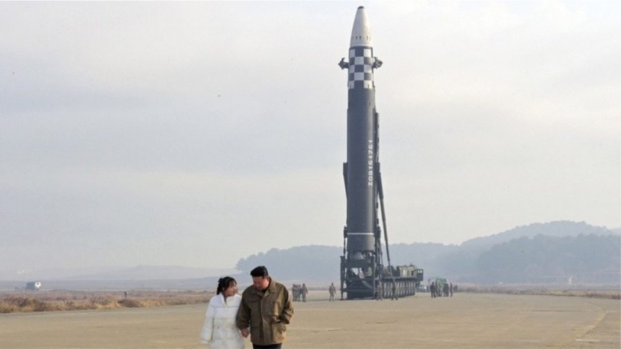 Koreja e Veriut teston 'raketën monstruoze'/ Kim: Arrin deri në SHBA