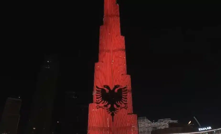 Ndërtesa më e lartë në botë, Burj Khalifa ndriçohet me ngjyrat e flamurit shqiptar