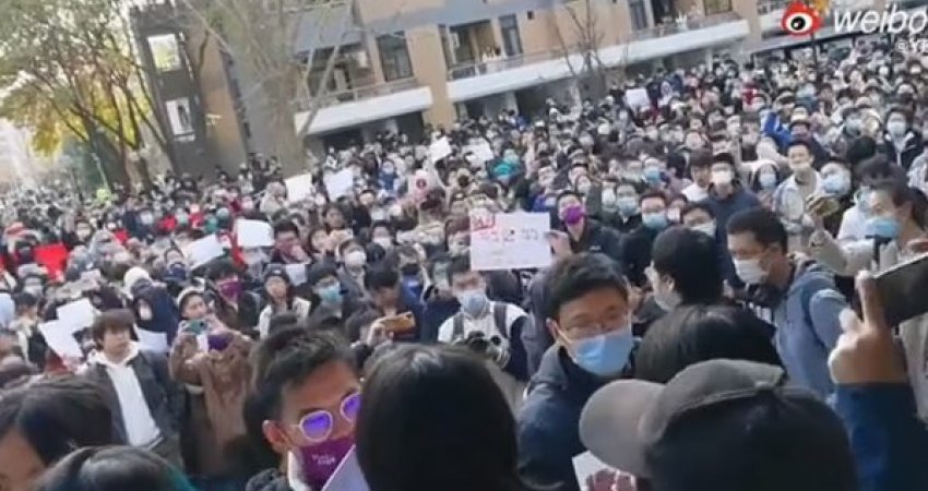 Revolta në ditën e tretë, qytetarët në Kinë protesta të dhunshme kundër izolimit