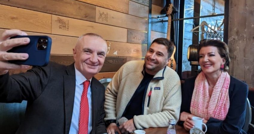 Ilir Meta ndan foton me ish-Presidenten e Kosovës dhe Lorik Canën