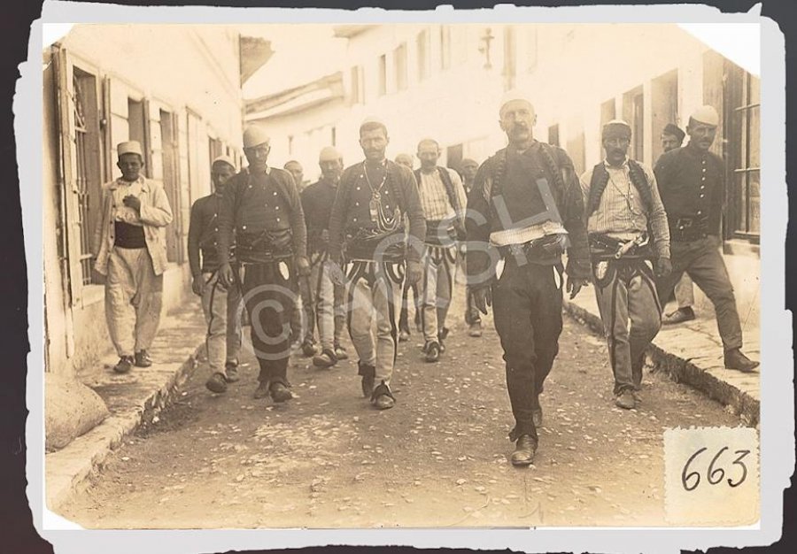 28 Nëntor 1912:  'Me një zâ venduan që Shqipëria të bâhet në vehte, e lirë e e mosvarme'