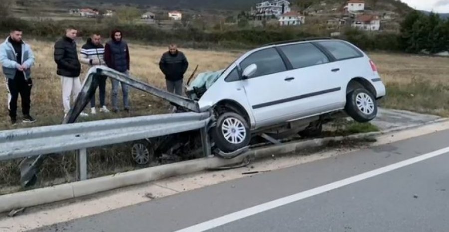 Aksident i frikshëm në aksin Pogradec-Qafë Thanë, makina del nga rruga dhe përplaset me trafikndarësen