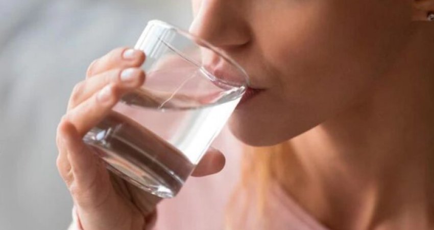 Arsyeja pse nuk rekomandohet më që të pini 2 litra ujë në ditë