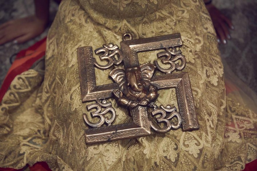 Besimet aziatike përpiqen të shpëtojnë simbolin e kryqit të shenjtë, që ua përdhosi Hitleri