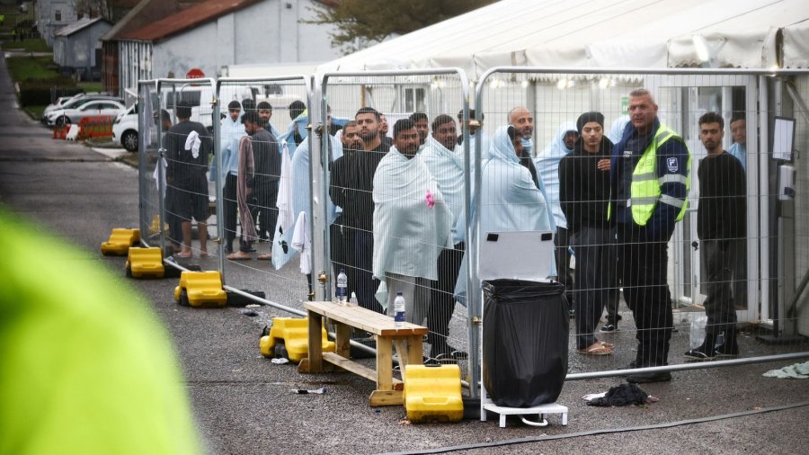 Britani, shpërthen difteria në kampet e azilkërkuesve, nis izolimi dhe kurimi i atyre me simptoma