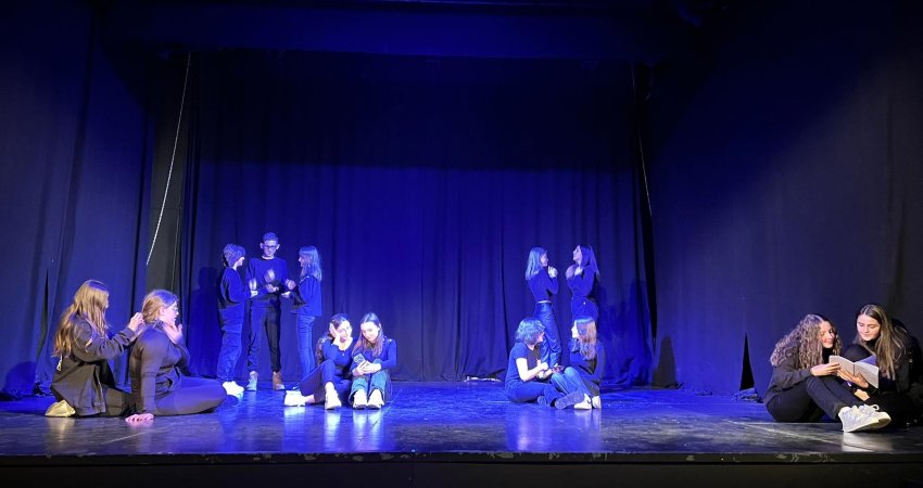 ‘Teatri në shkolla’, shfaqet “Dritë e Ditë”, kushtuar bullizmit në shkolla