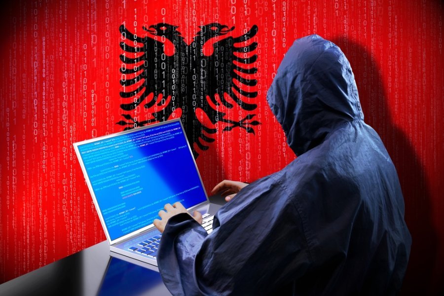 Anonymous hakon faqen e ushtrisë serbe, mesazh për Vuçiç: Mos e humb kohën me qentë e tu