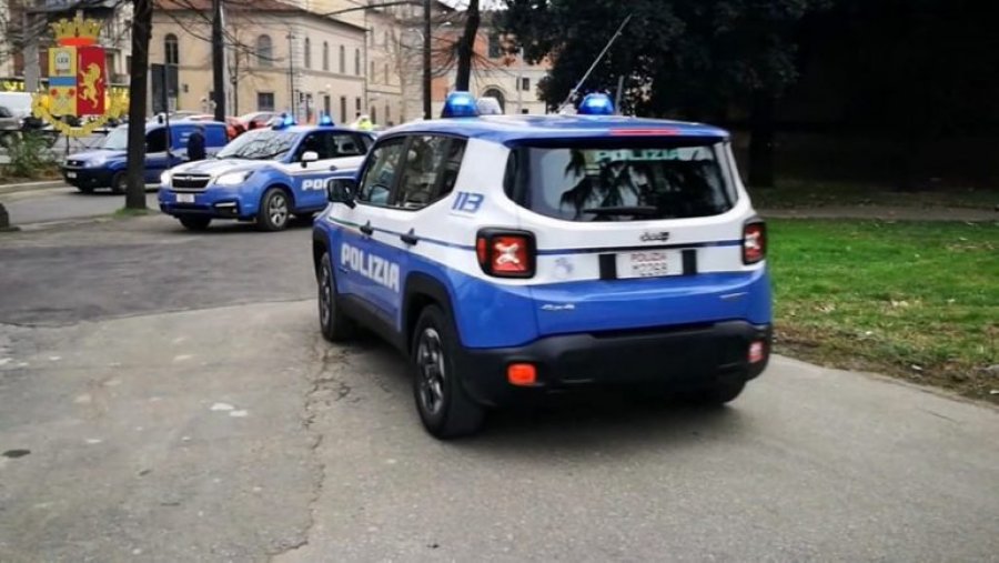 E rëndë në Itali, nxënësi sulmon me thikë mësuesen